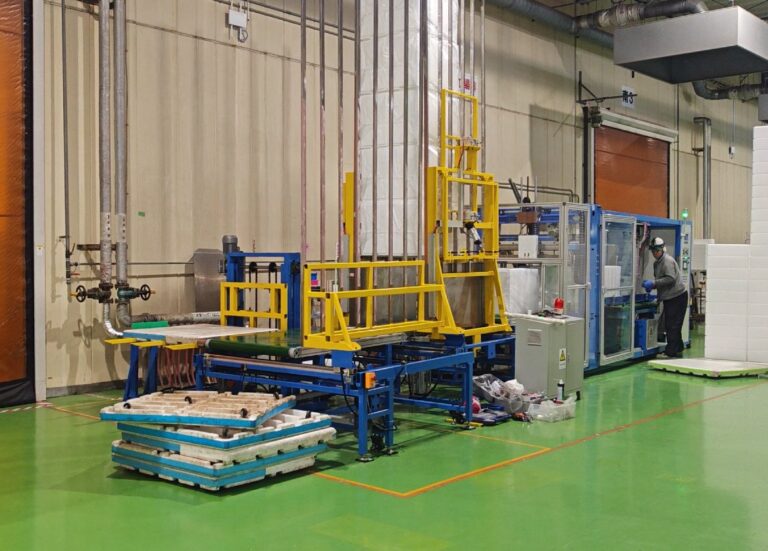 YouXin EPS 6-side packing machine for shape products at a Japanese customer plant (TOHO)